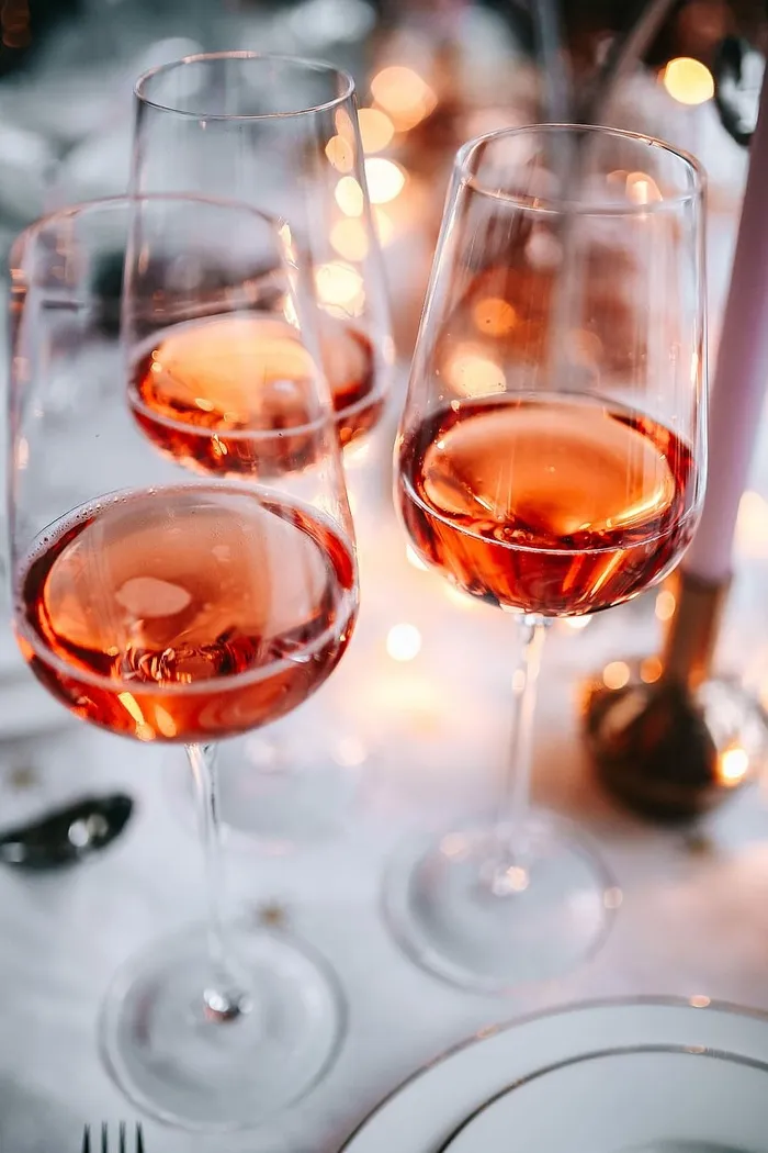 圣诞桌上的玫瑰酒杯