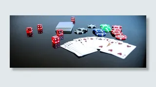 扑克牌筹码和骰子旁边的扑克牌