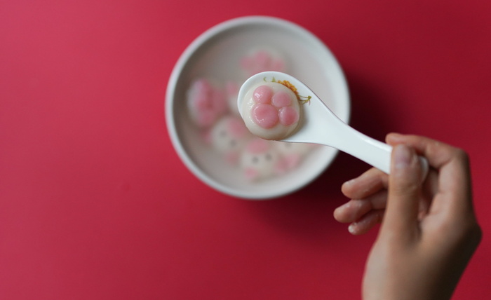 拿着勺子拿食物的人