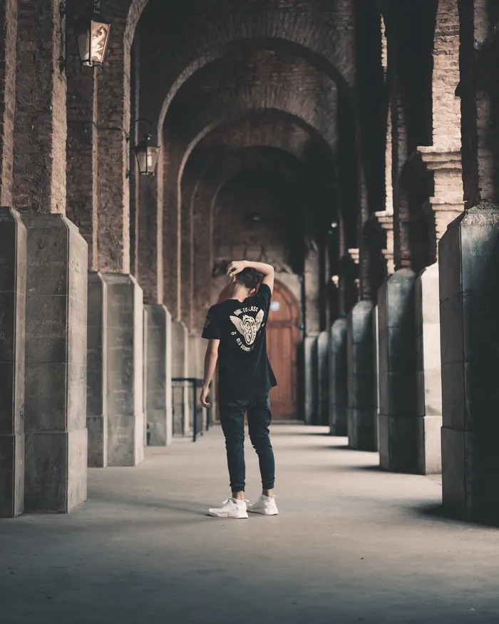 站在走廊里的男人的照片