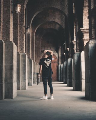 站在走廊里的男人的照片