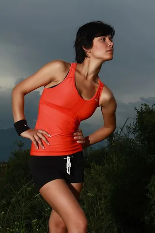 身穿红色背心和黑色抽绳短裤的女子