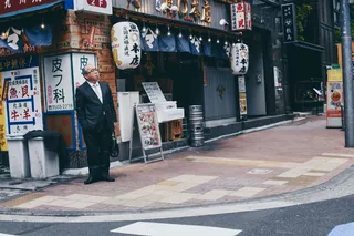 站在商店附近的男子