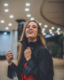 拿着夹克的女人