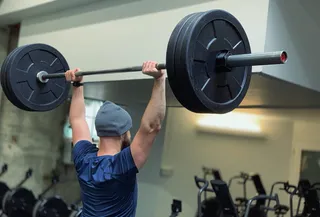 男子在健身房举重杠铃