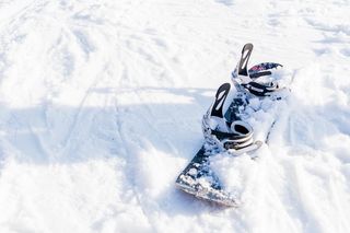 黑色滑雪板，捆绑着积雪