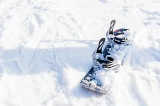 黑色滑雪板，捆绑着积雪