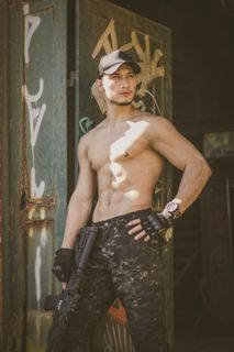 赤膊上阵的男人靠在门上 赤膊上阵的男人靠在门上