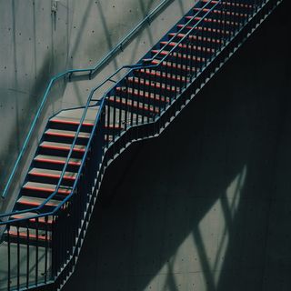 灯光、阴影、博物馆、建筑、建筑结构、楼梯、台阶和楼梯、栏杆