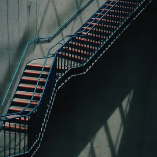 灯光、阴影、博物馆、建筑、建筑结构、楼梯、台阶和楼梯、栏杆