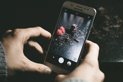 显示巧克力的灰色三星智能手机 显示巧克力的灰色三星智能手机