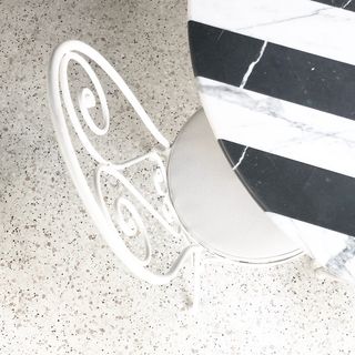 白色金属框架椅子