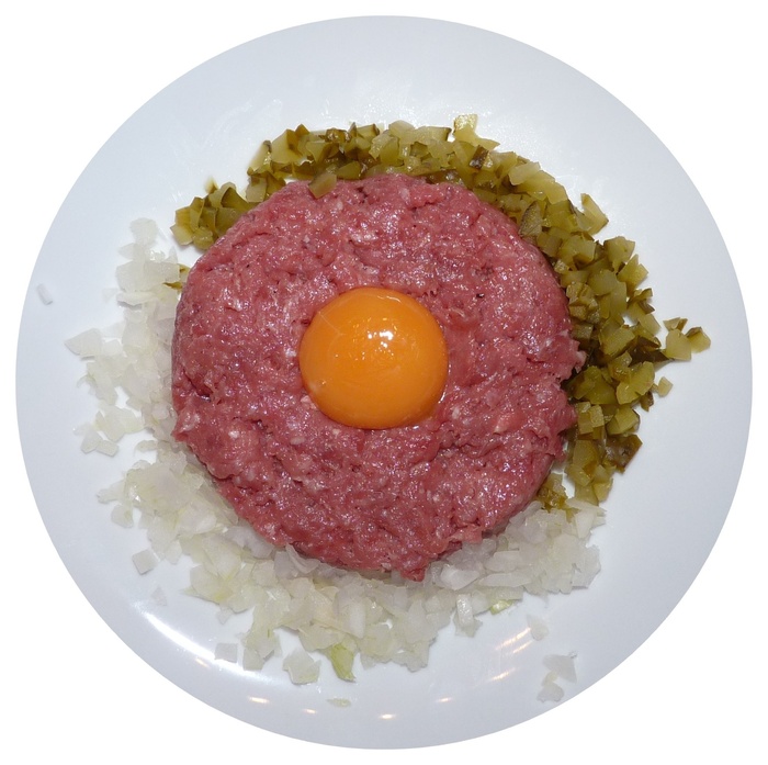 鞑靼牛排，生肉，碎牛排，食品和饮料，食品，新鲜度，盘子，室内