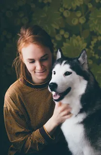 抱着成年西伯利亚哈士奇的女人 抱着成年西伯利亚哈士奇的女人