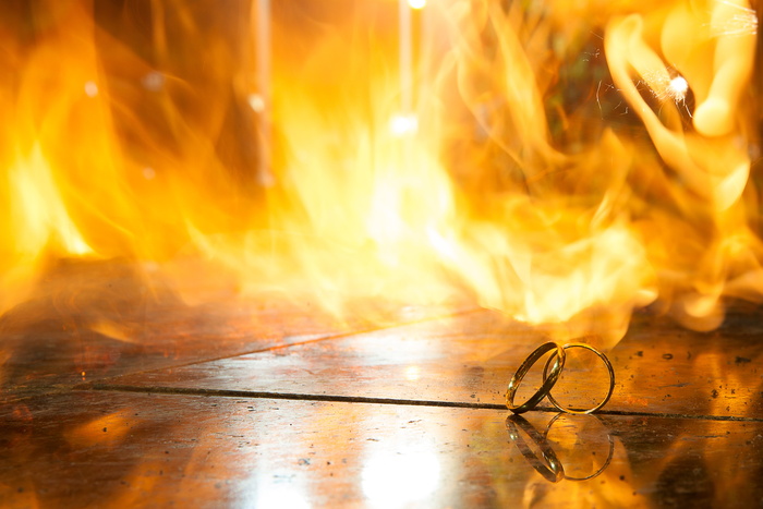 两个金色的戒指，联盟，轻漆，婚姻，火，长时间暴露，燃烧，火-自然现象