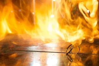 两个金色的戒指，联盟，轻漆，婚姻，火，长时间暴露，燃烧，火-自然现象