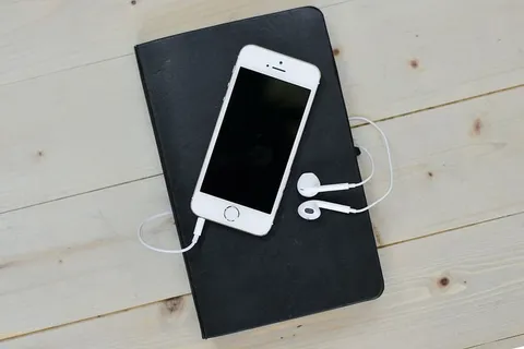 银色iphone 5、5s、耳机、上衣、黑色、笔记本电脑、办公桌、手机 银色iphone 5、5s、耳机、上衣、黑色、笔记本电脑、办公桌、手机