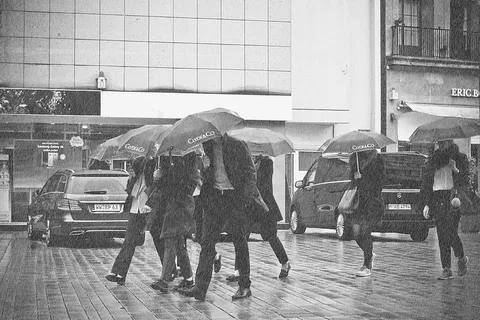灰度摄影、人物、步行、混凝土、路面、雨、风暴、天气 灰度摄影、人物、步行、混凝土、路面、雨、风暴、天气