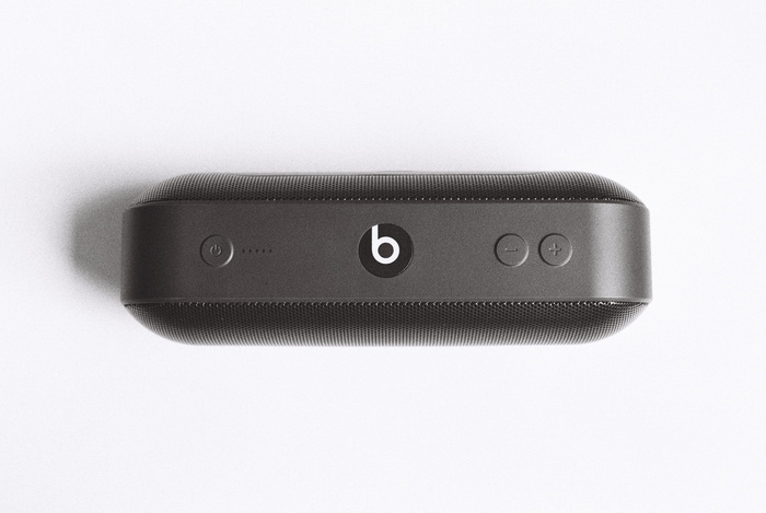 黑色 Beats by Dr Dre beatspill + 白色表面