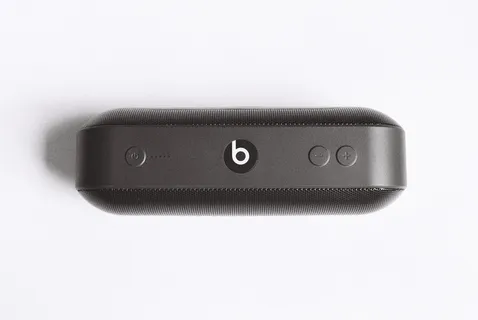 黑色 Beats by Dr Dre beatspill + 白色表面