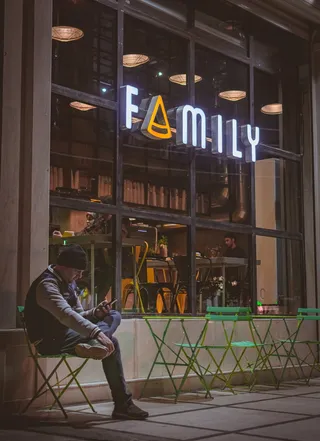 坐在椅子上的男子在户外使用小工具