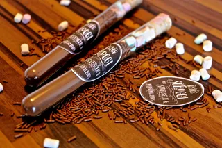 两块巧克力和棉花糖棒