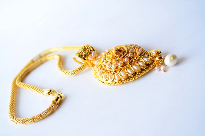 金色项链，白色，表面]，项链，珠宝，黄金，奢侈品，时尚