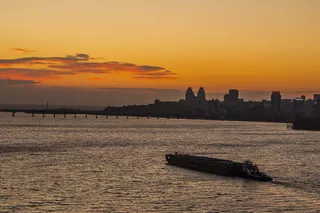 河流、桥梁、驳船、黎明之城、日落、天空、水、橙色