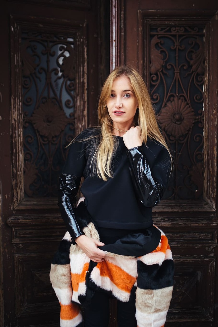 街上年轻女子的画像