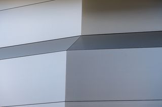 白色顶装洗衣机