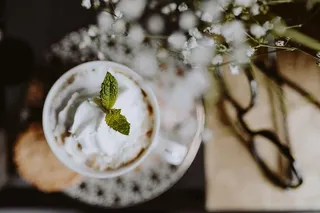 咖啡装在一个装饰性的杯子里，上面有金色的装饰物