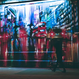 双层巴士靠墙行走的人