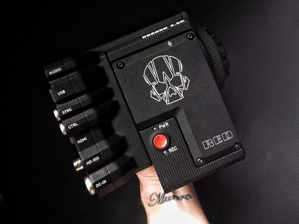 黑色和灰色放大器