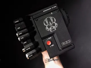 黑色和灰色放大器