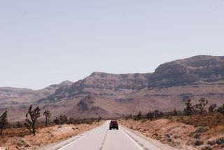 白天路上的汽车