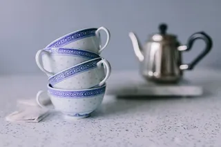 咖啡、T恤和奶油泡芙