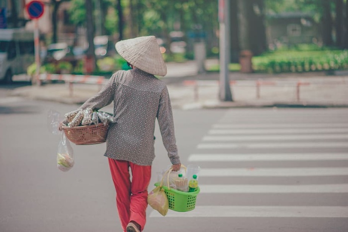 过马路的女人