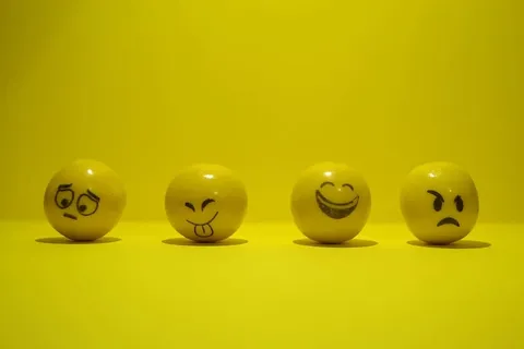 四,黄色,表情主题的装饰,情感,感觉,快乐,去吧,悲伤 四,黄色,表情主题的装饰,情感,感觉,快乐,去吧,悲伤