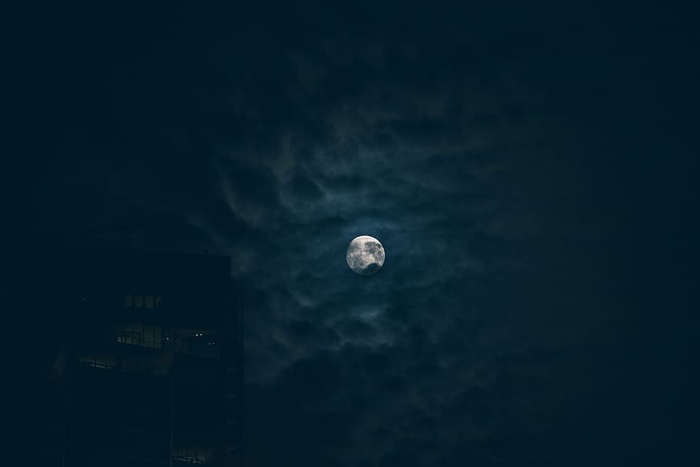 建筑，乌云，满月，月亮，夜晚，夜空，剪影，天空