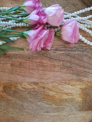 粉色玫瑰，珍珠，玫瑰，木质背景，木质，浪漫，花卉，优雅