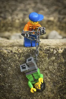 灰色混凝土表面上的乐高角色玩具