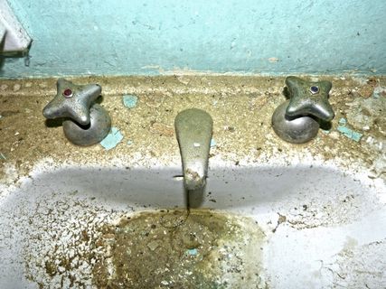 水龙头、水槽、旧的、废弃的、卫生间、水、脏的、水龙头