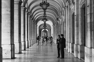 两个人在走廊上交谈