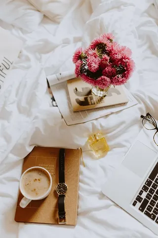 早上在床上喝咖啡。在床上工作