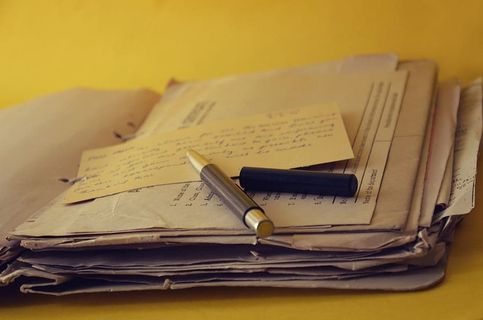 旧文件和钢笔
