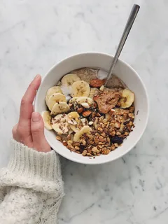 白色陶瓷碗上的熟食 白色陶瓷碗上的熟食