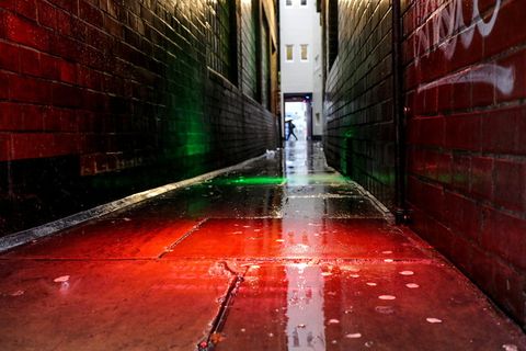 红色通道、栗色走廊、街道、城市、小巷、狭窄、红色、建筑