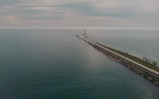 以地平线为背景,鸟瞰通往大型海港的道路 以地平线为背景,鸟瞰通往大型海港的道路
