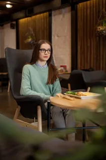 穿着毛衣坐着的女人