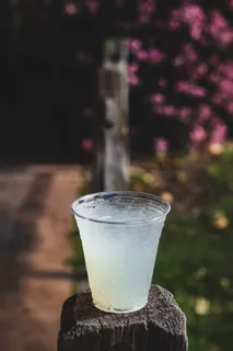 木架上装满白色液体的白色杯子 木架上装满白色液体的白色杯子